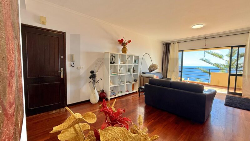 T2 no Último Andar com Terraço e Vista Mar