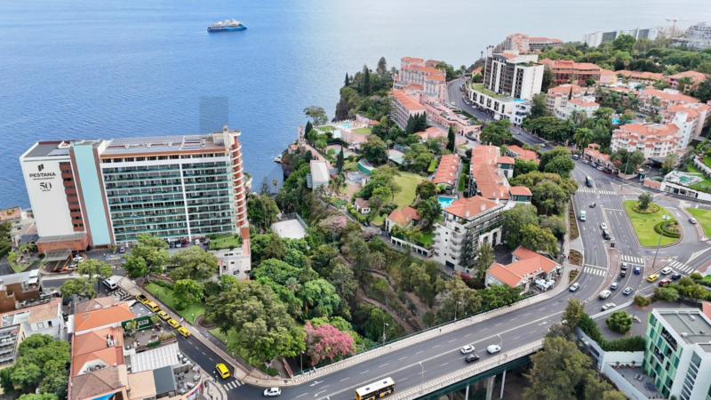 Top-Floor T3 with Panoramic Ocean Views